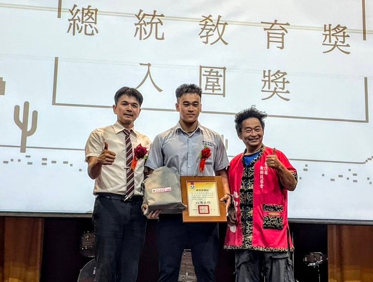 ▲吳星宏校長（左）在畢業典禮時公開頒獎表揚高浚秝同學（中）。(記者劉峻文攝)