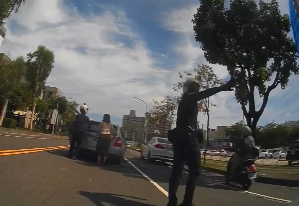車輛拋錨卡路中央　鳳警暖心協助推車排除險象