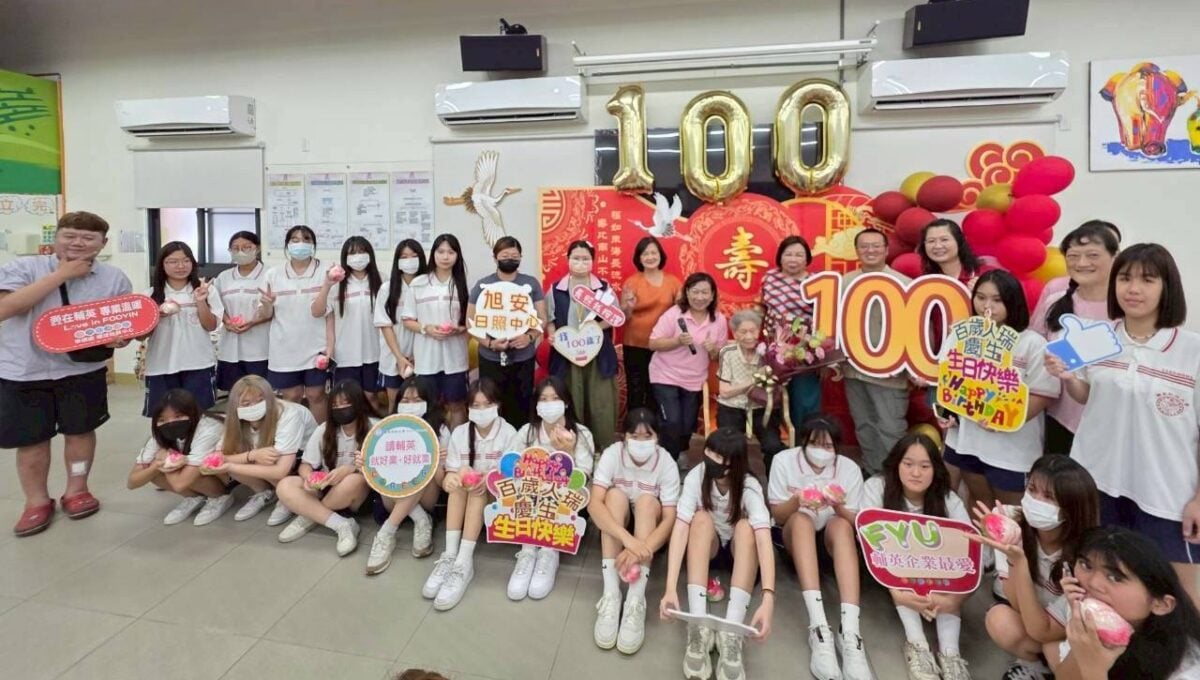 百歲人瑞慶生好暖心！輔英護理新生走入日照中心體驗高齡照護