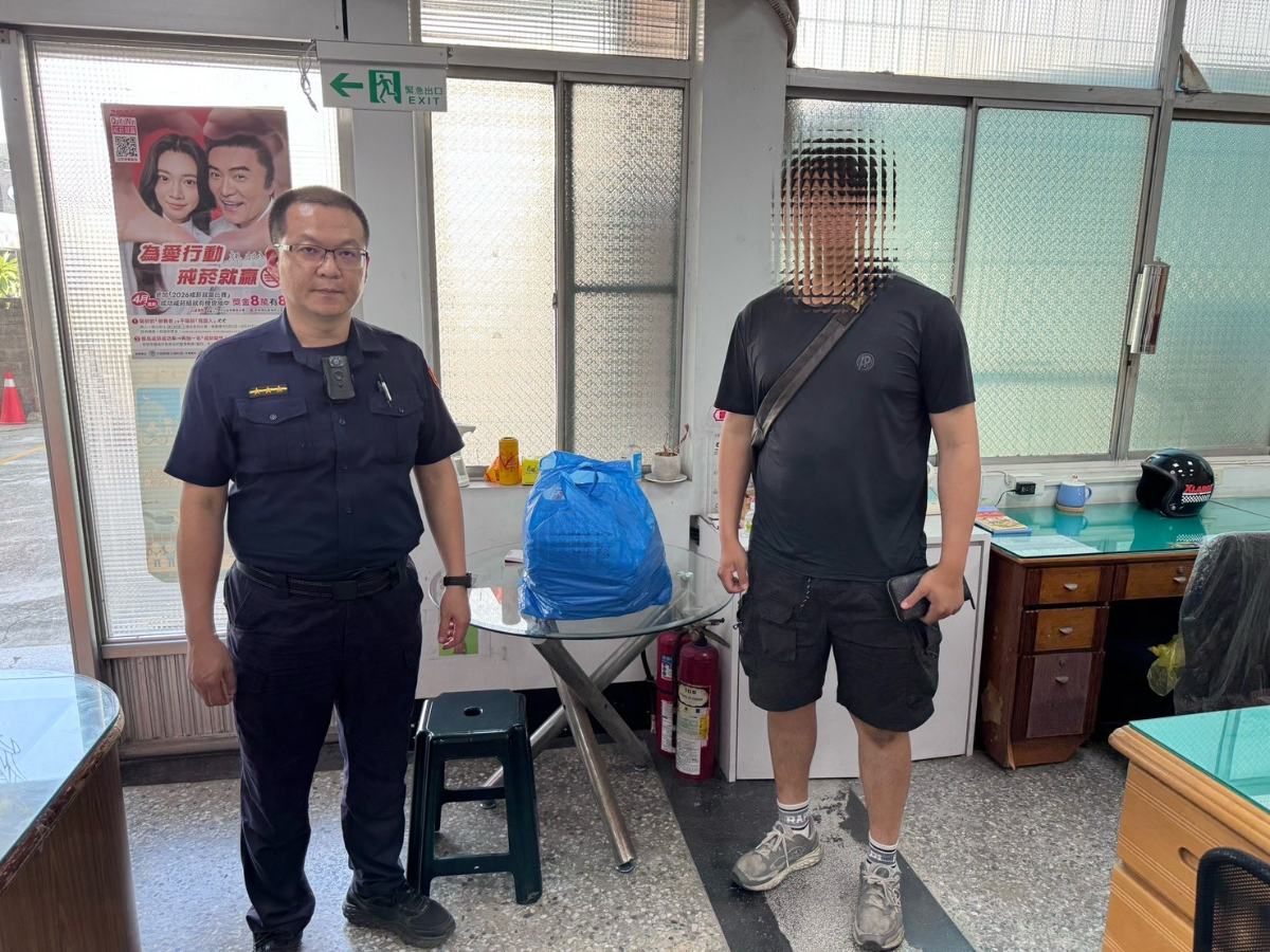 14件萬元雨衣離奇流浪街頭！警方靠「兩個字」神逆轉　找回失主全驚呆