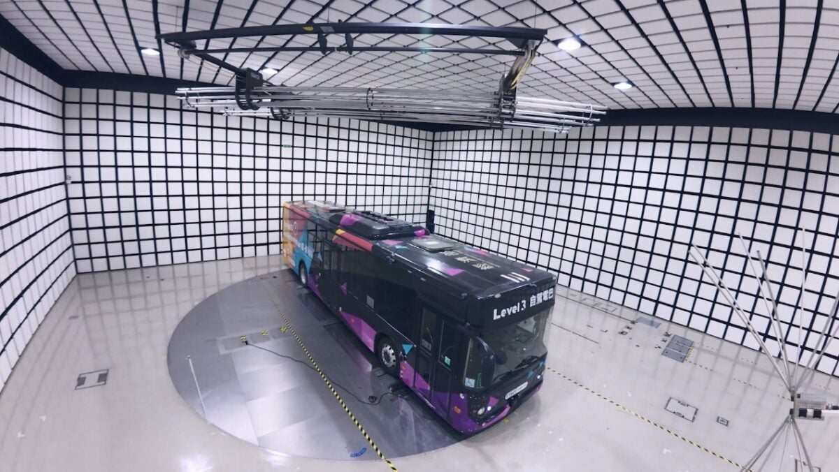 ▲隨著 AI與電動車技術的融合與推進，帶動車用電子系統起飛，車輛中心持續布建迎向 AI智慧車時代關鍵能量，在電磁相容（EMC）驗證領域取得三大國際車廠最新版EMC廠規認可大滿貫。