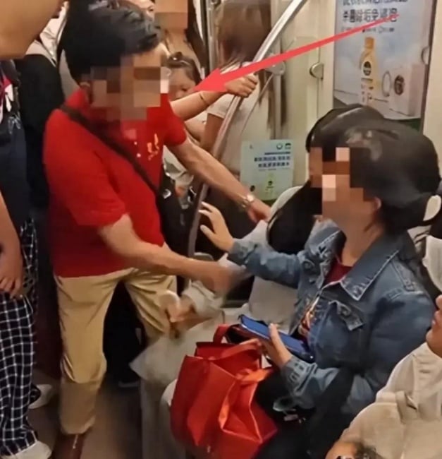 老漢蠻拉少女讓座　成都地鐵搶座大打出手！