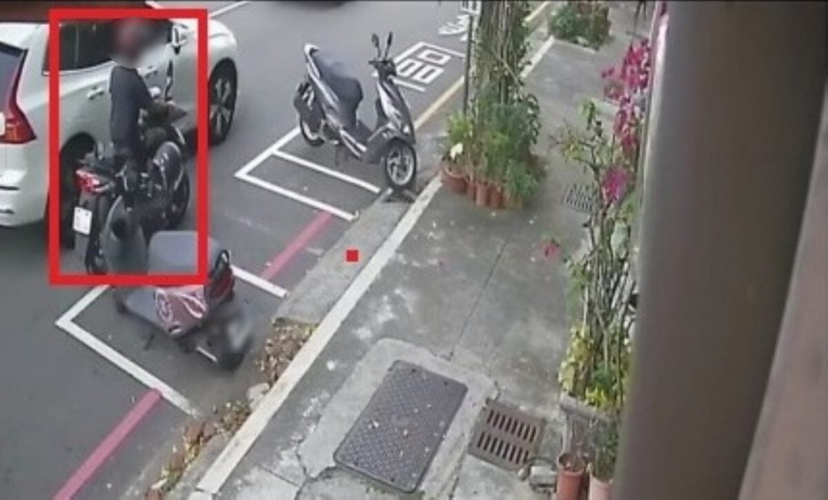 ▲騎士為閃避左側車輛，卻不慎撞倒路旁機車。