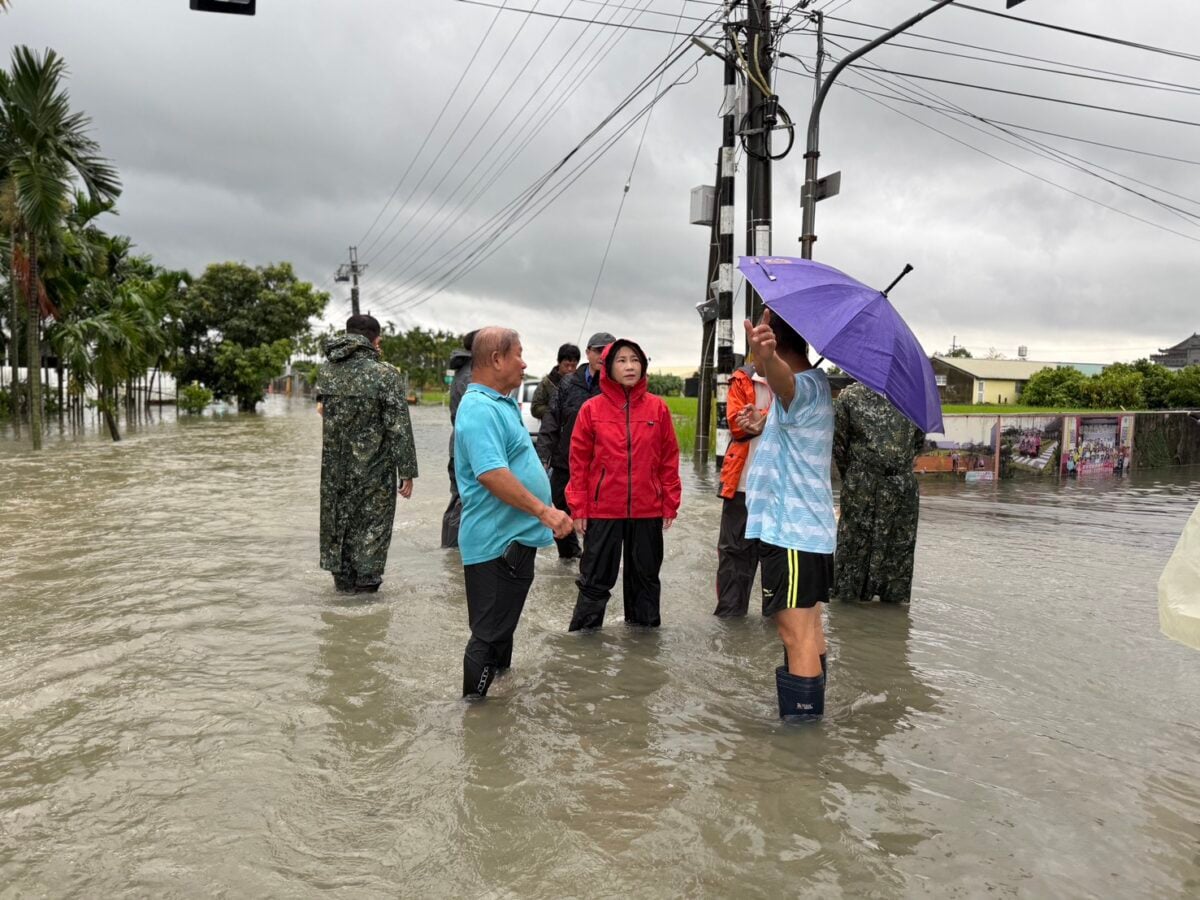 ▲豪雨造成屏東縣多處機淹水，縣長周春米前往視察。