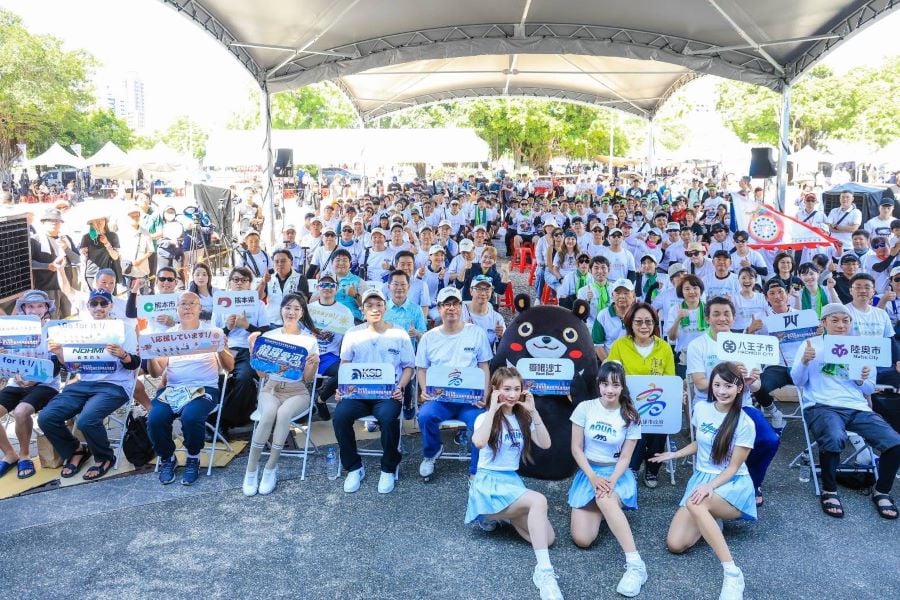 ▲高雄龍舟國際友誼賽各隊叫陣展現捨我其誰的奪冠氣勢,隨後各隊參賽代表共同擊鼓後,下水展開競賽。