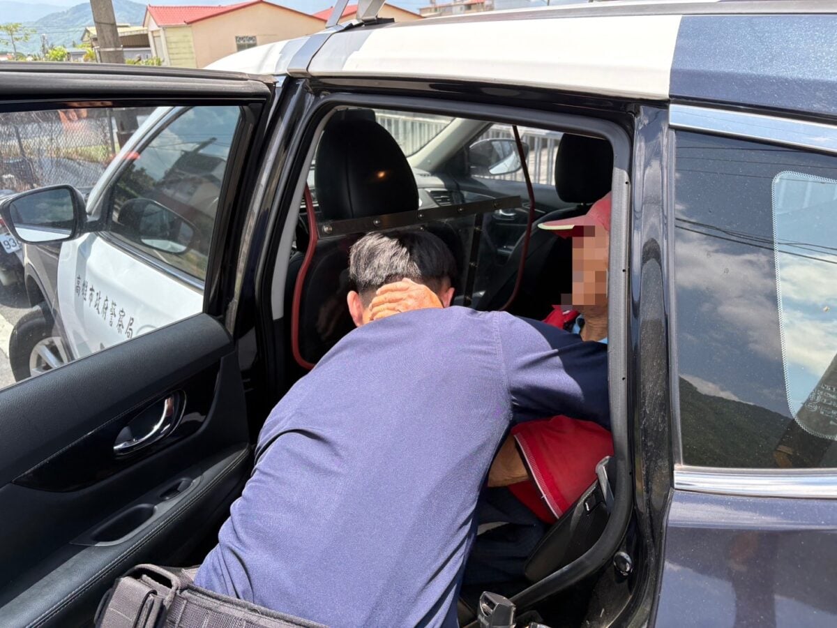 高溫下老翁獨坐路旁　美濃暖警挨家查訪助返家