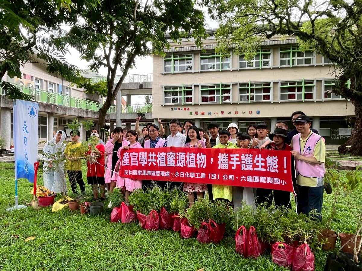 ▲百年老樟樹下種希望，茂管處帶領學童守護紫斑蝶家園。