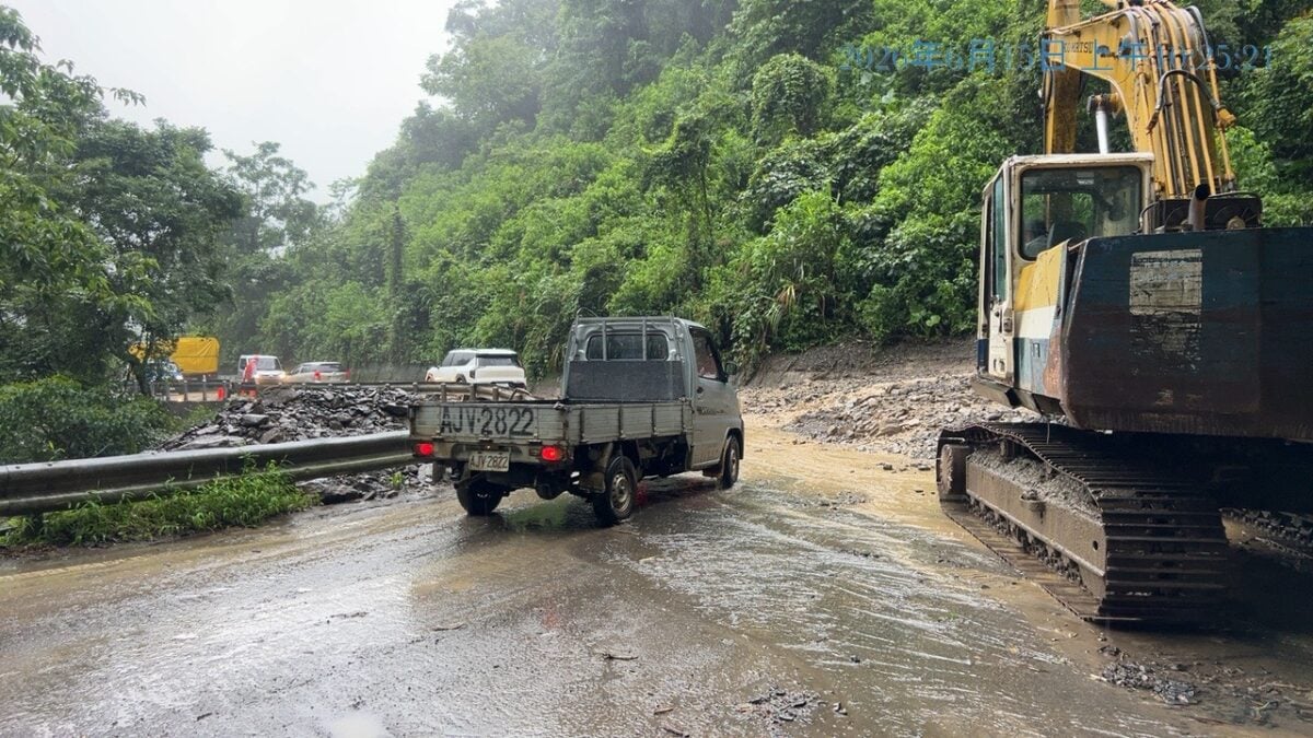 邊坡不穩土石持續流竄　縣府搶修投89線