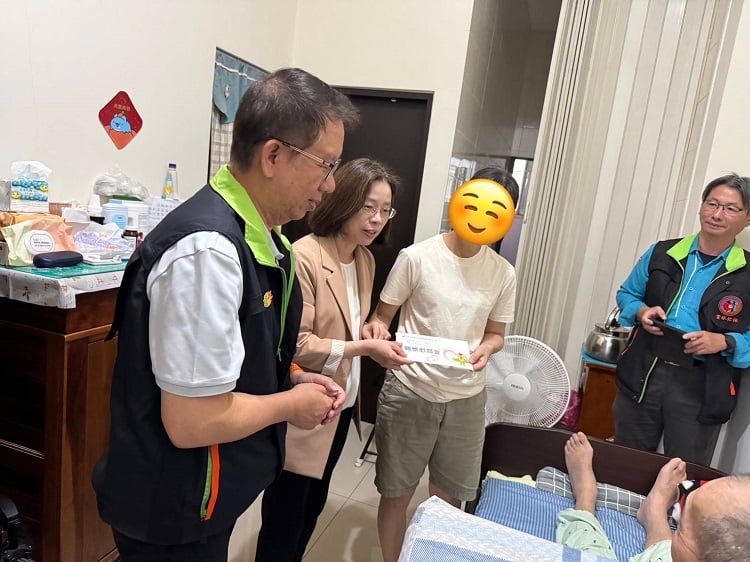 ▲ 雲林犯保與雲林地檢署檢察長親赴馨生家庭關懷慰問,端午送暖。(記者劉峻文攝)