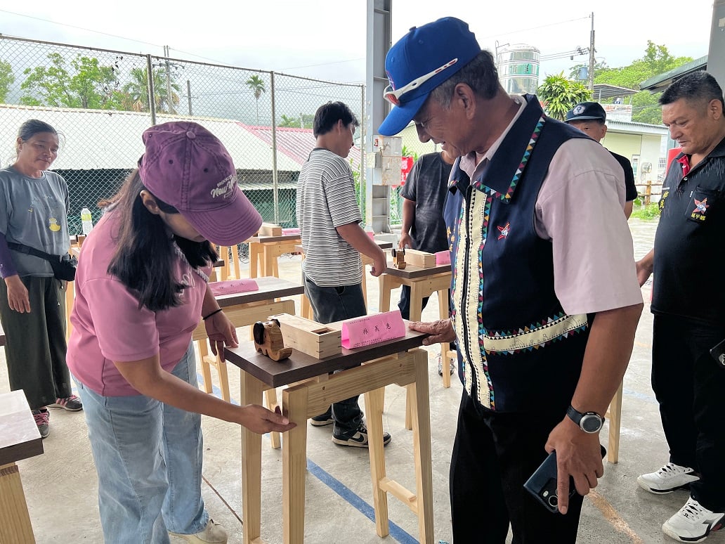 從一塊木頭到一件作品　臺東木工傢俱職訓班結訓展現職人新力量