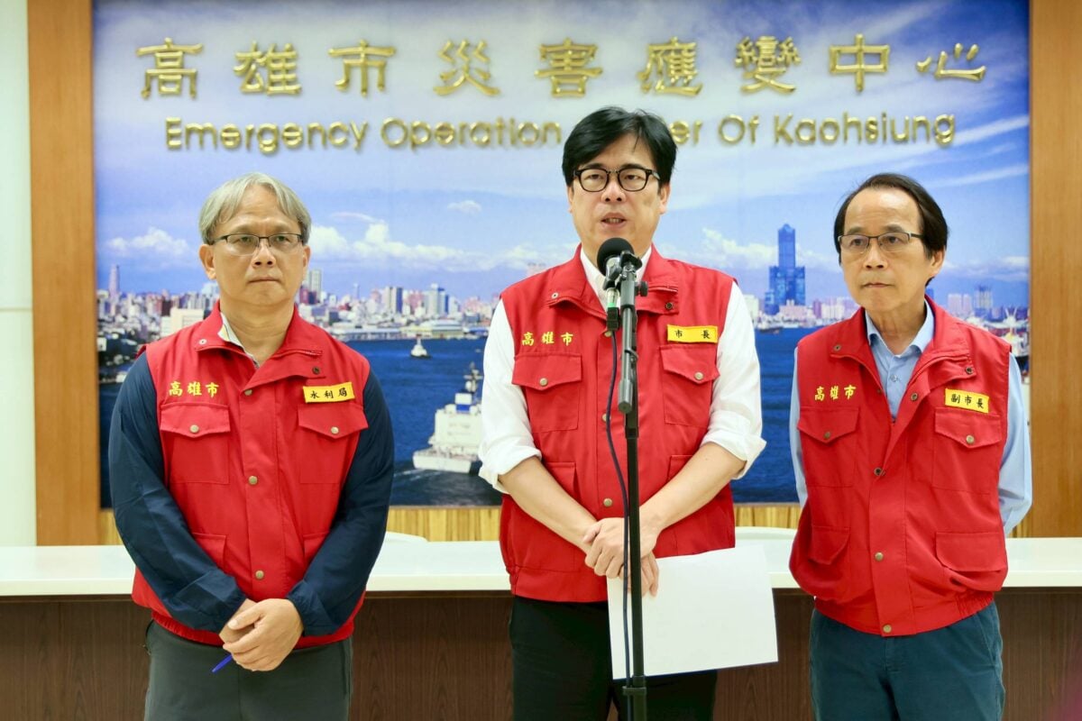 ▲高雄市長陳其邁（中）26日於高雄市災害應變中心會後接受媒體聯訪，說明全市停班停課決策依據、豪雨應變處置及最新災情，並強調市府將持續監控雨勢，全力守護市民生命財產安全。