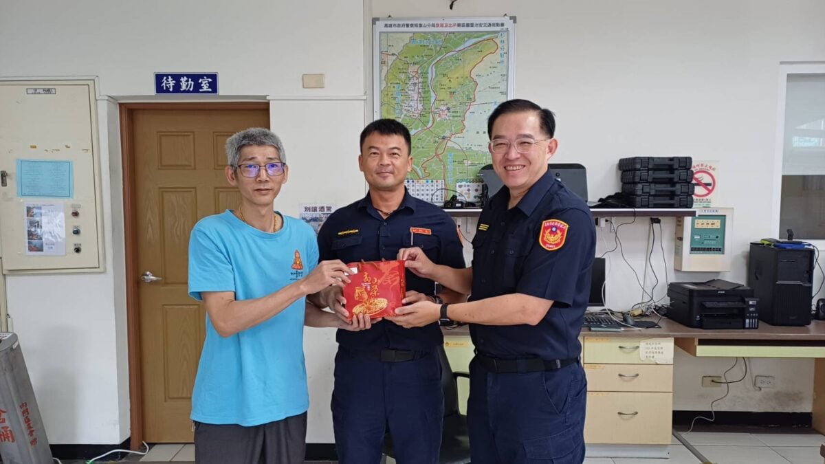 ▲高雄市妙善觀音慈善會理事長宋祥霖（左）在旗山分局分局長王志中（右）陪同下，前往旗尾派出所慰勞豪雨期間堅守崗位的第一線員警，致贈茶葉表達感謝與支持，為執勤同仁加油打氣。（圖╱記者王苡蘋攝）
