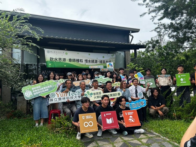 USR深耕在地連結！「飲水思源 • 尊師種稻」雲科大培育稻苗與咖啡樹苗回贈社區　