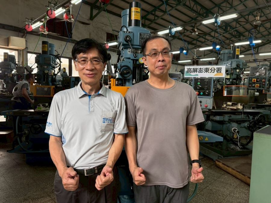 ▲朱享仁職訓師(左)與學員許家維(右)合影。