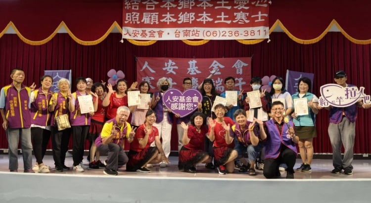 ▲台南站與侯美惠里長攜手關懷寒士,發放170份粽子及平安包。