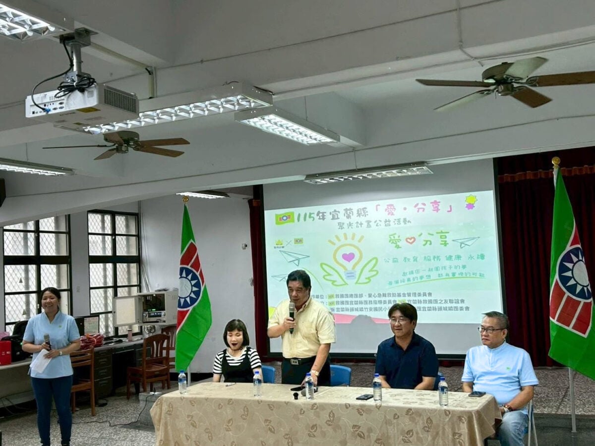 ▲救國團宜蘭團友會長蔡岡志(立)主持開幕式。