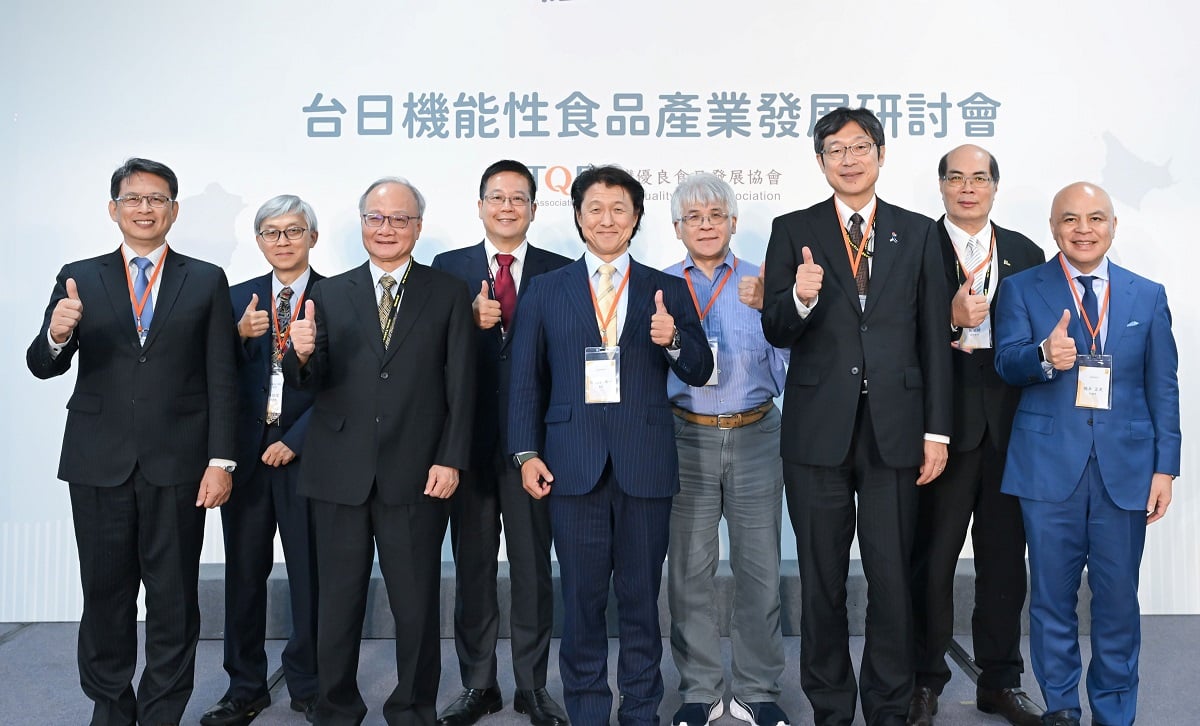 ▲衛福部食藥署組長鄭維智（前排左起）、TQFA理事長周能傳、JAOHFA會長川久保英一、JTEA副代表川合現、JAOHFA副會長橋本正史等貴賓出席台日機能性食品產業研討會。