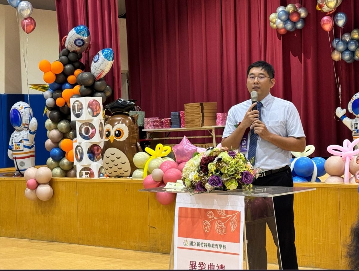 ▲校長致詞時感性回顧學生們的成長歷程，難掩不捨與欣慰之情，動容落下感動淚水。
