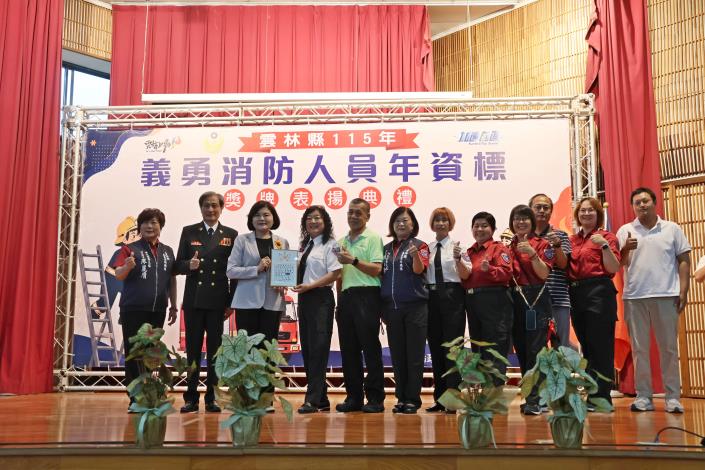 ▲雲縣義勇消防人員年資標表揚，張麗善縣長:感謝打火兄弟無私奉獻。(記者劉峻文攝)