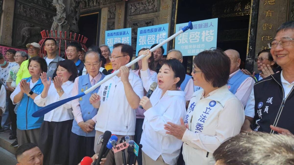 選戰加溫盧秀燕黃敏惠合體力挺張啓楷　盧秀燕贈藍白划槳祝張啓楷「同舟共濟、啓開得勝」