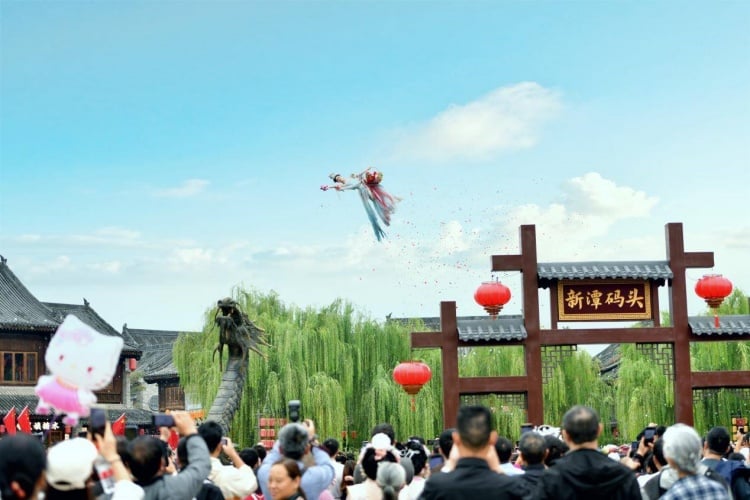 ▲宣傳片中,漫天花瓣淩空飄落,翩躚起舞的古裝演繹搭配古城青磚黛瓦、碧水亭台,將獨屬於洛陽的東方浪漫與盛唐雅致完美呈現。