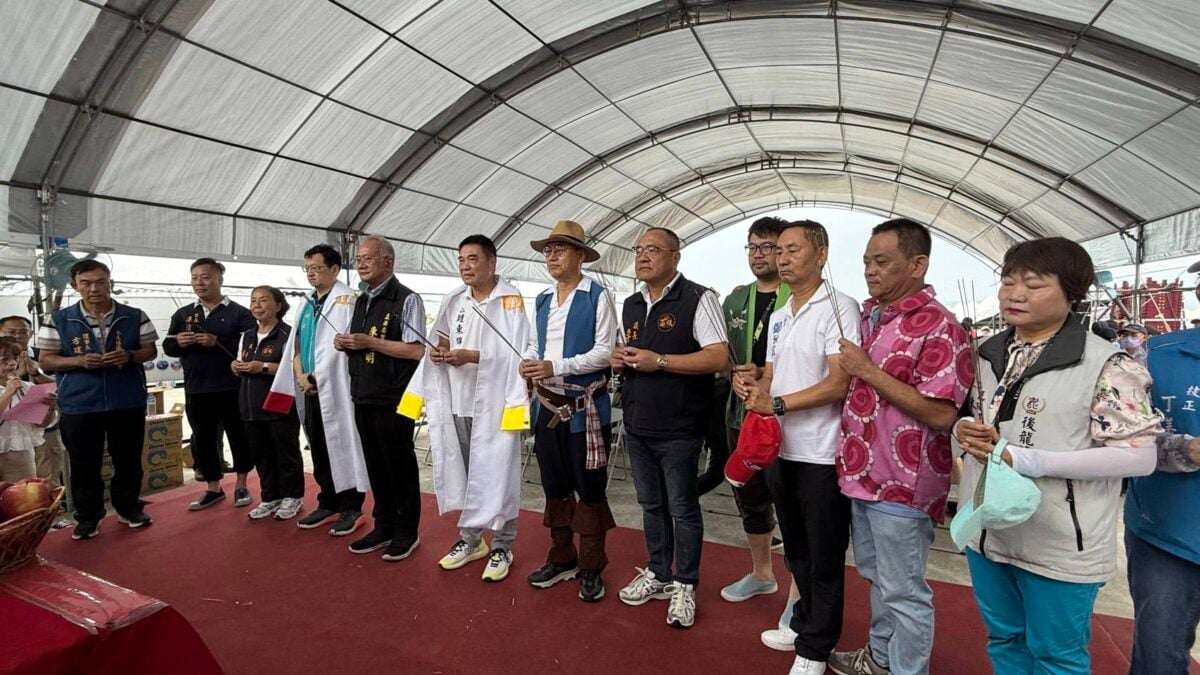 ▲活動開始前舉行祭海祈福儀式,鍾東錦縣長率與與會單位祈願風調雨順、漁獲豐收。
