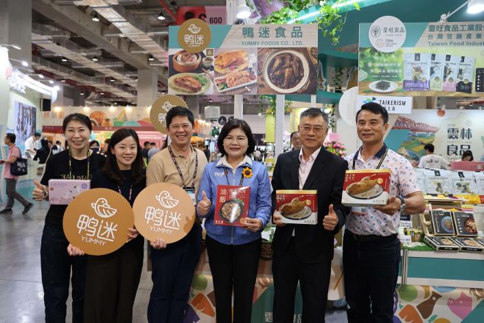 ▲張麗善縣長走訪二零二六台北國際食品展雲林良品館，為參展業者加油打氣。(記者劉峻文翻攝)