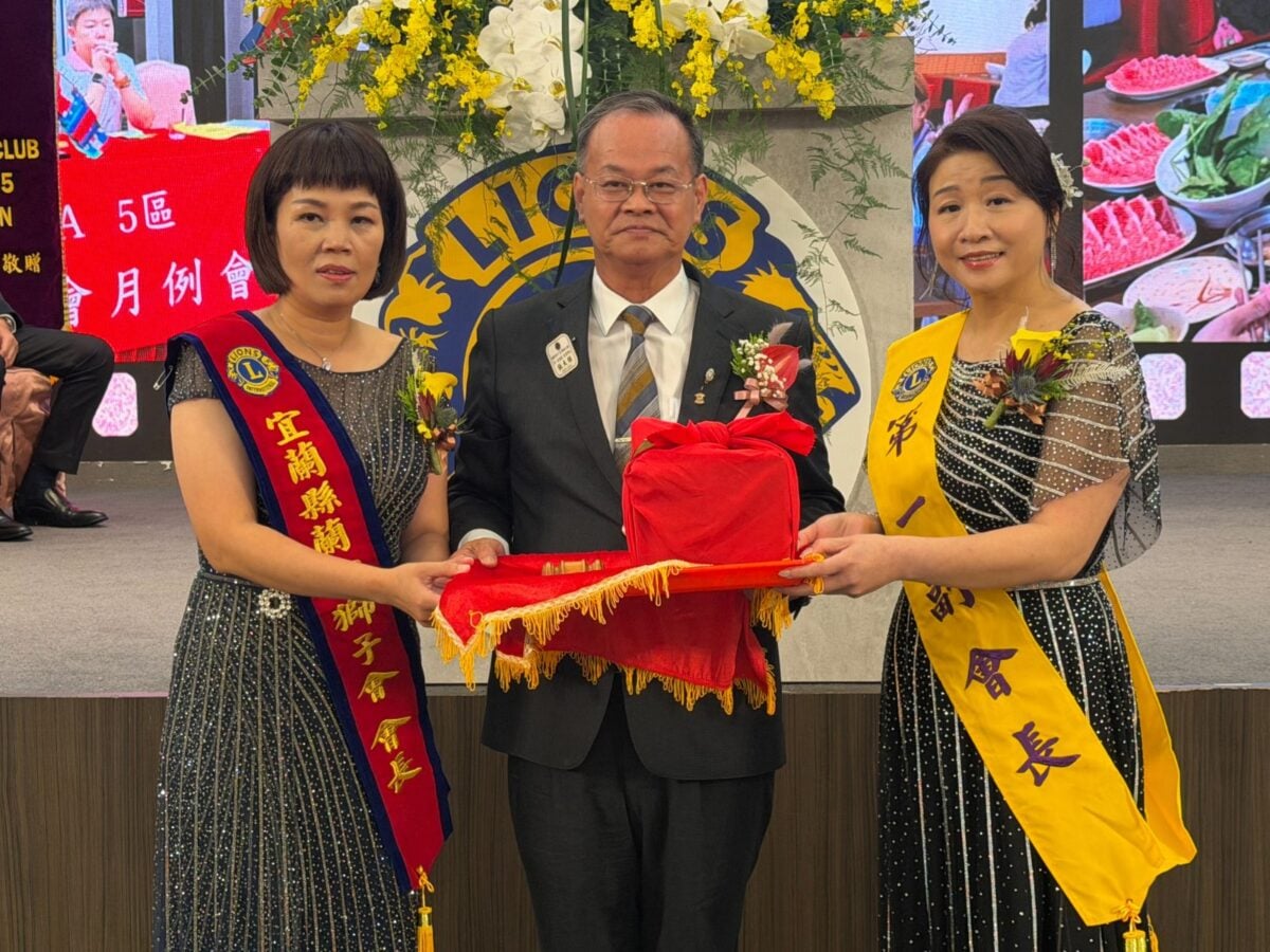 ▲蘭心會長交接陳美宣(左)將會長印信移交新任會長朱淑如(右)。