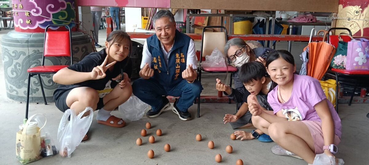 1700顆平安蛋秒殺！高雄東照山關帝廟端午送福　午時水、立蛋吸引滿滿人潮