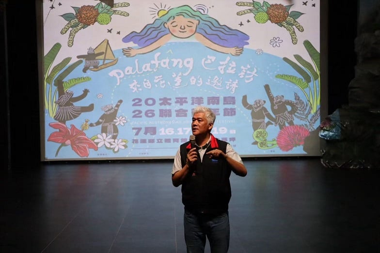 ▲花蓮縣政府原住民行政處處長馬呈豪給予攤商勉勵。