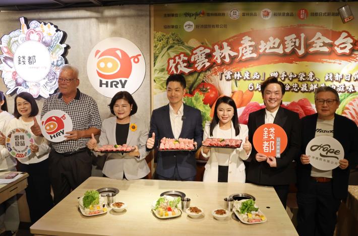 ▲張麗善縣長、蔣萬安市長等同框行銷雲林良品豬。(記者劉峻文攝)