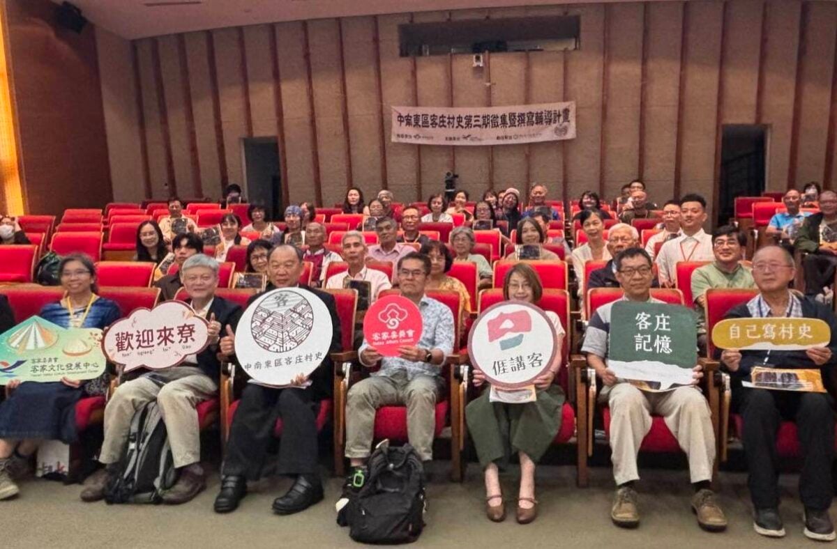 ▲ 客庄村史作者齊聚六堆，傳承中南東區客庄文化記憶，與會人員合影(左起洪馨蘭教授、張弘毅理事長、謝勝信主任、俞龍通教授、顧雅文副研究員、許世融教授、馬紀政組長)