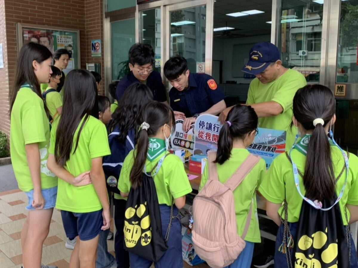 ▲警方透過互動道具，以活潑有趣方式，宣導安全觀念。
