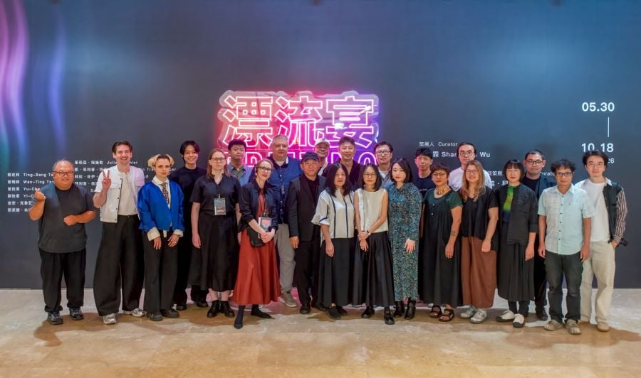 ▲高美館《漂流宴》盛大開展，高美館館長顏名宏、策展人吳尚霖、協同策展人伊娃・科⽡奇與參展藝術家合照留念。