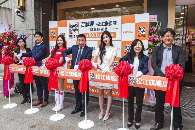 ▲今日吉豚屋旗艦店開幕嘉賓(由左至右)：吉豚屋吳秋月執行長、日本吉豚屋藤崎圭人顧問、南珉貞剪綵嘉賓、吉豚屋劉榮清董事長、台隆集團黃筱涵企劃總監、台隆流通陳琪瑛執行長、吉豚屋陳逢時營運長