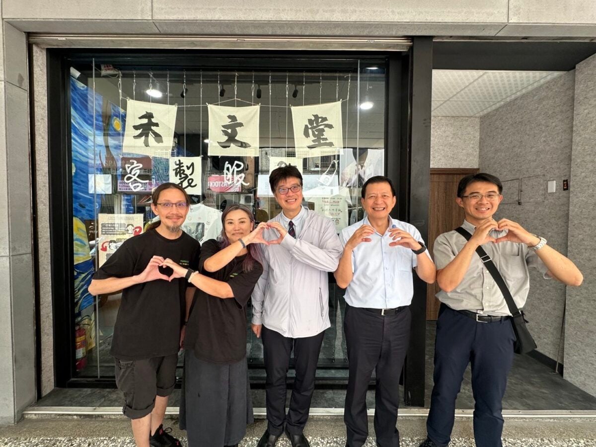 ▲禾文堂外合影。