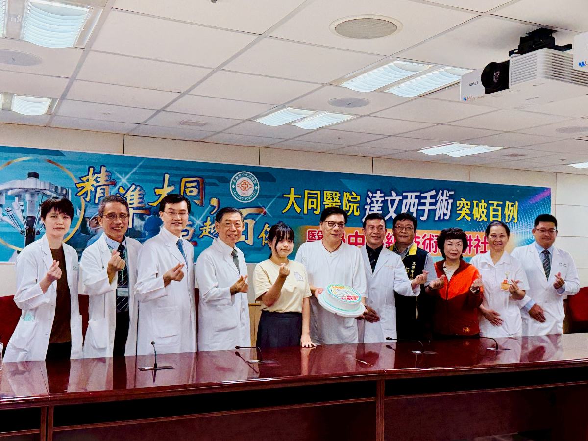 30公分卵巢巨瘤、癌症侵犯輸尿管　大同醫院達文西手術成功化解危機