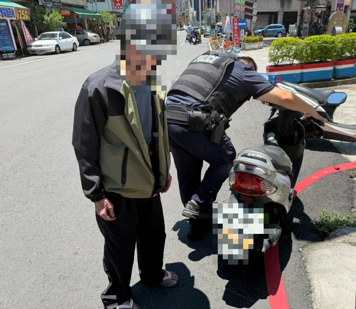 老翁返家途中機車故障　暖警即時協助獲讚揚