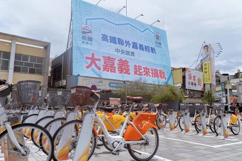 「大嘉義起來搞軌」看板引熱議！黃敏惠持續爭取嘉義臺鐵-高鐵聯外軌道運輸