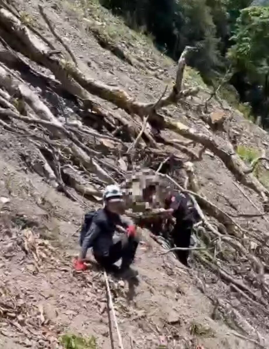 ▲登山客掉落深谷搜救人員艱辛救援。