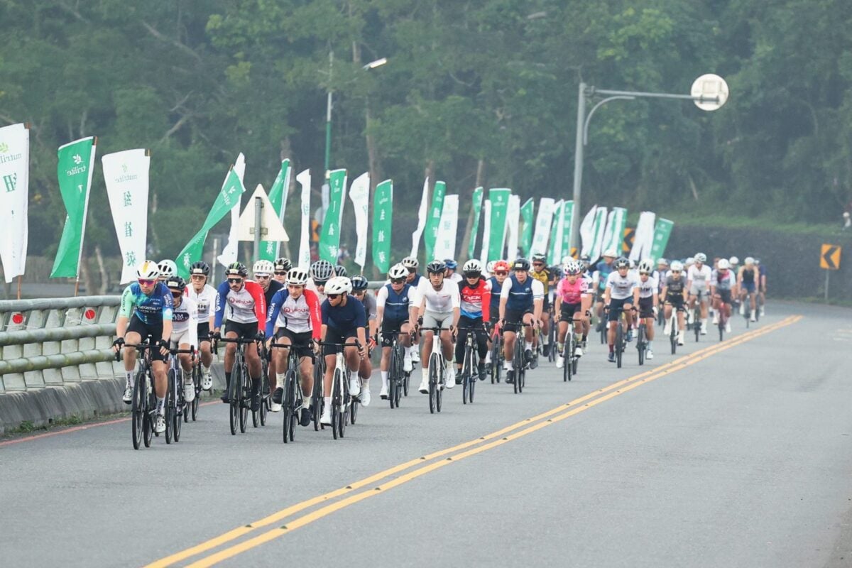 ▲日月潭獲頒 2026 環法Tour de France 自行車城市國際認證 ,圖為選手們通過水社壩畫面。