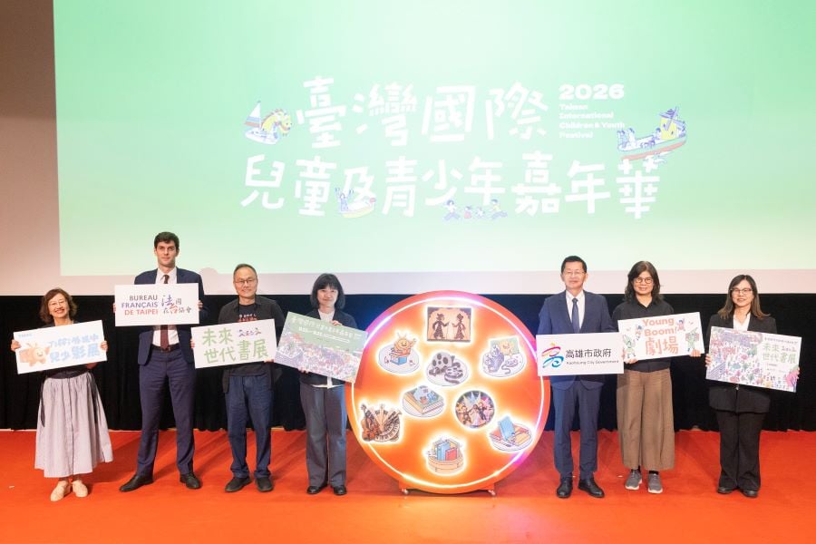 ▲文化部政務次長李靜慧(左4)、高雄市政府秘書長郭添貴(右3)、及文化局長王文翠(右2)、高雄市立圖書館長李金鴦(右1)、「未來世代書展」策展人閻鴻亞（鴻鴻）(左3)、法國在台協會學術合作暨文化處長周書安(左2)、公視代理總經理謝玒玲(左1)一同出席，宣告活動正式起跑。