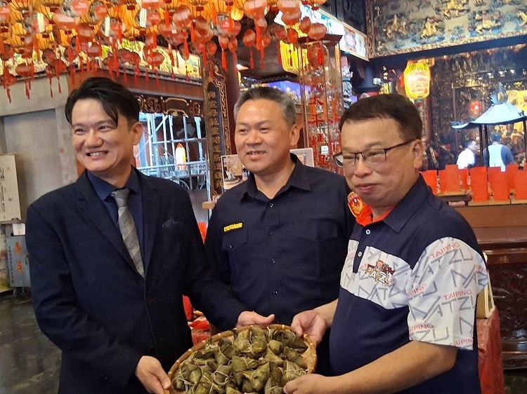 ▲台中福華攜手百年福興宮端午送暖物資捐贈,左起西螺福興宮董事長楊文鍾、西螺分局長吳誌權、台中福華飯店副總經理鄭鴻儒。(記者劉峻文攝)