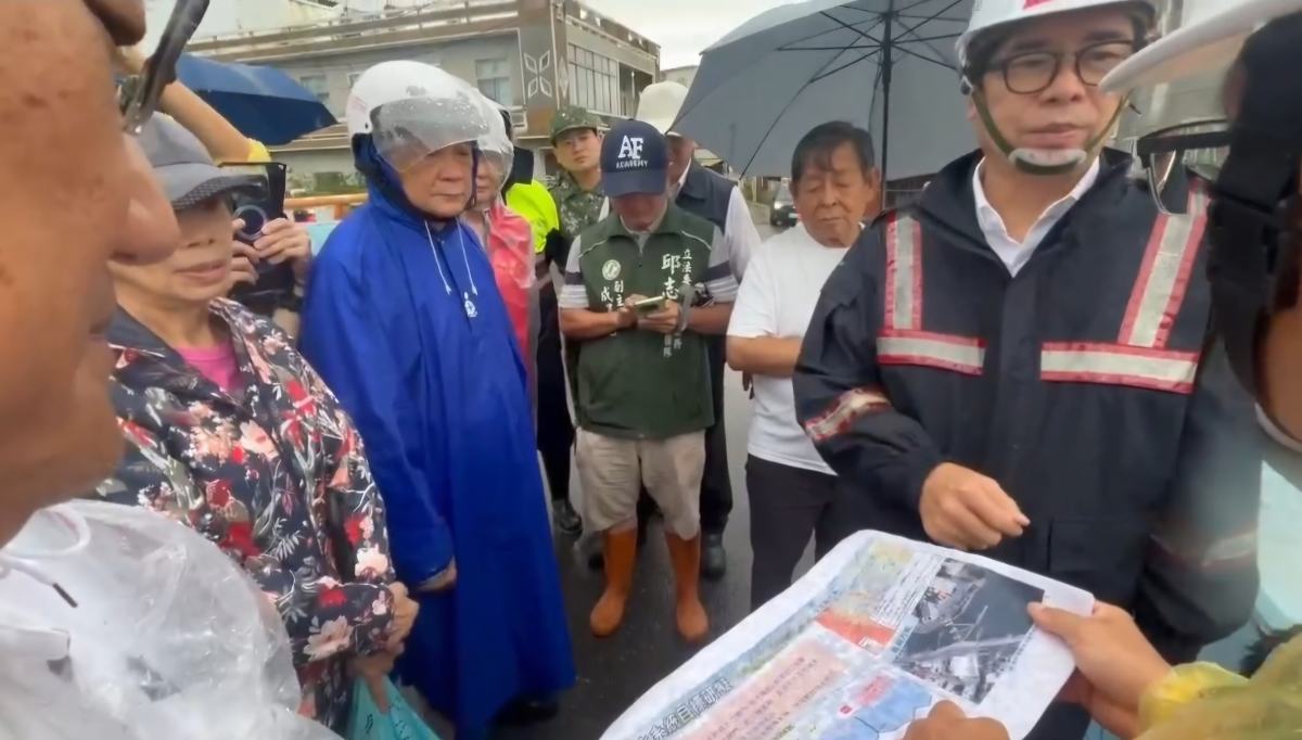▲豪雨持續影響高雄，市長陳其邁前往抽水站視察水位及抽排運作情形，聽取防汛整備簡報，要求持續監控雨勢、強化抽排效能，全力防範積淹水災情，守護市民生命財產安全。