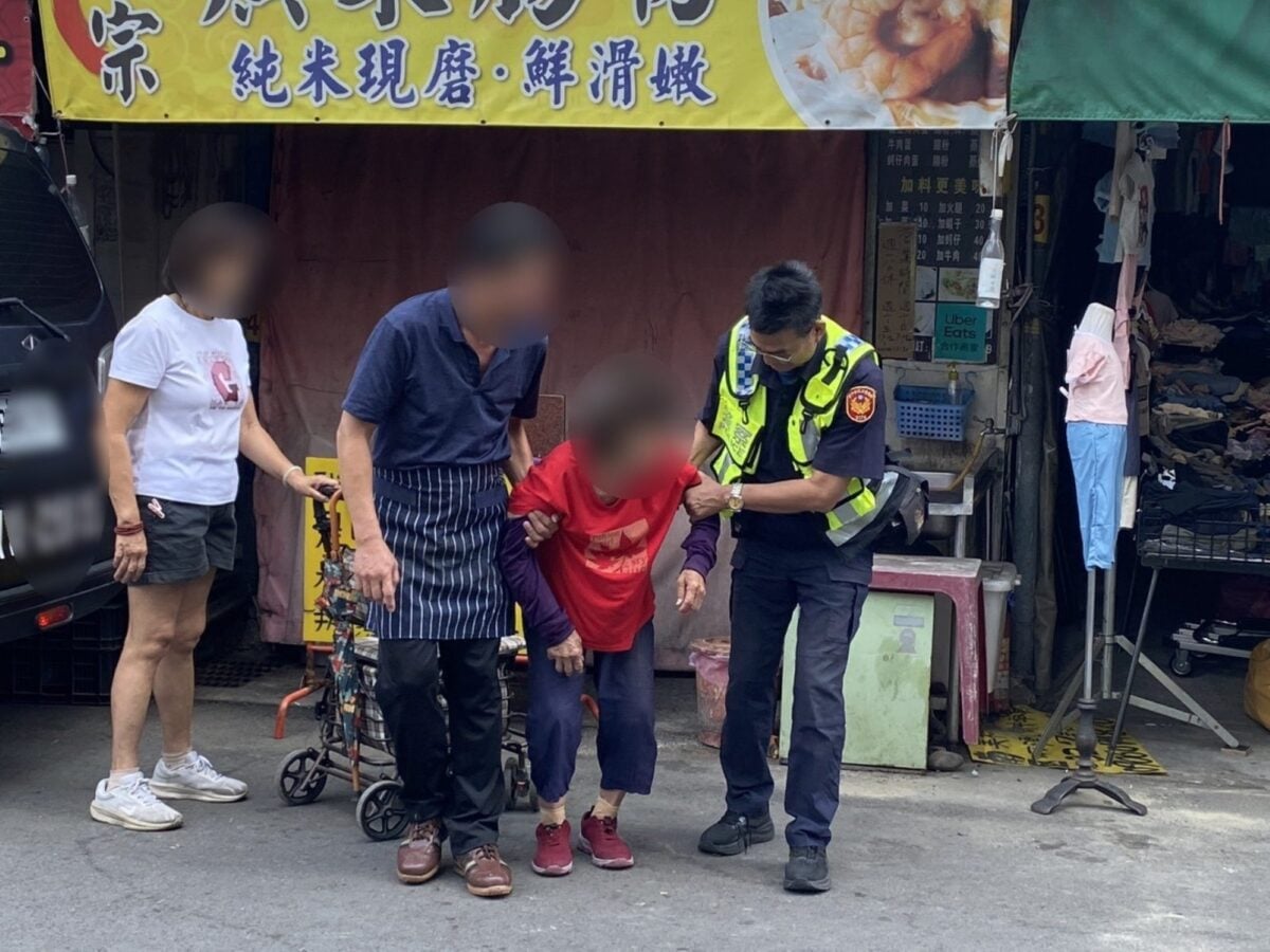 市場逛一圈體力見底　暖警用愛的速度陪嬤回家