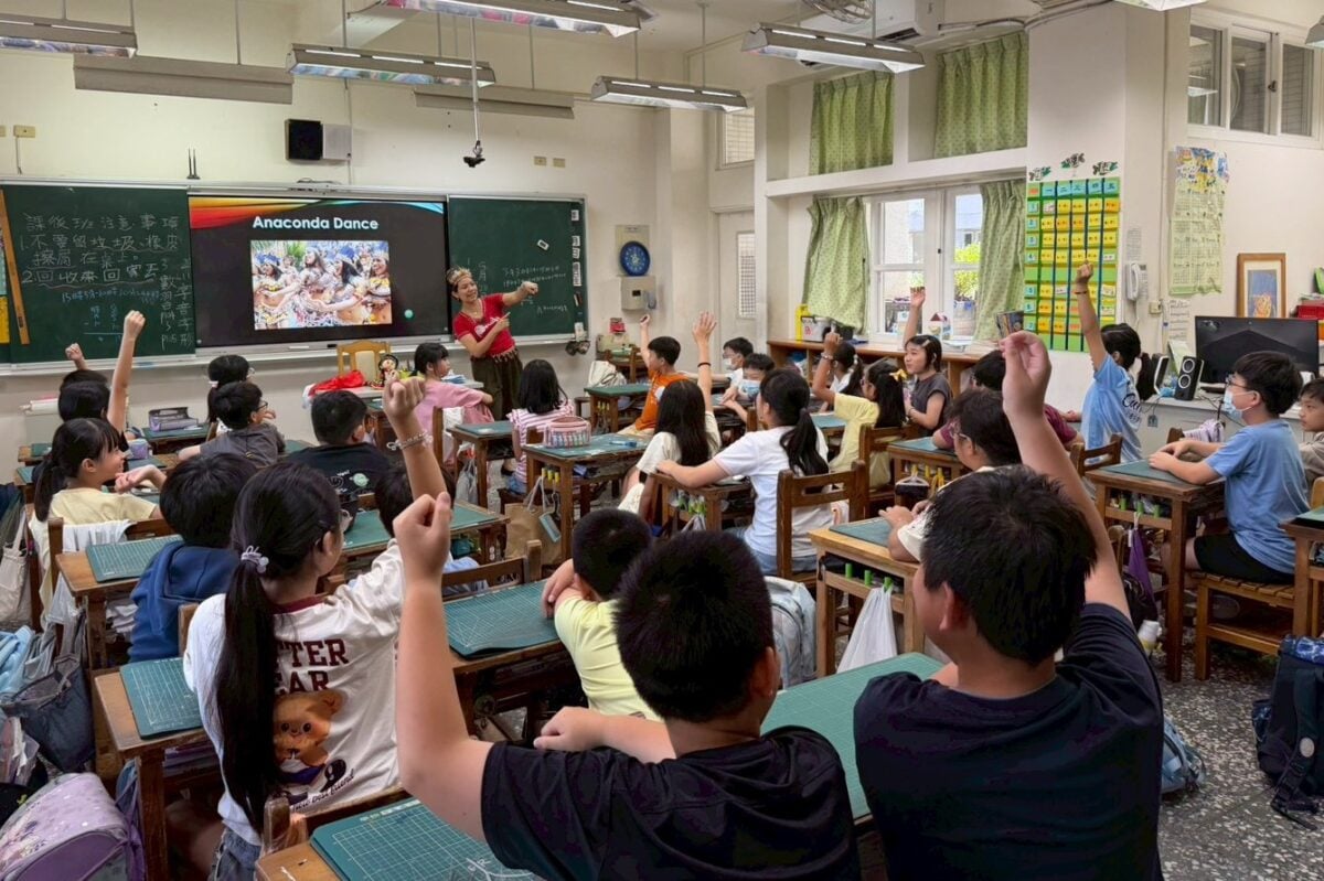 中原大學境外生走入中原國小　以家鄉故事開啟學童國際視野