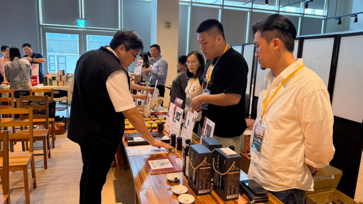 ▲金合利實業有限公司向台灣楓康超市通路代表現場推介在地特色產品，深化產銷合作。