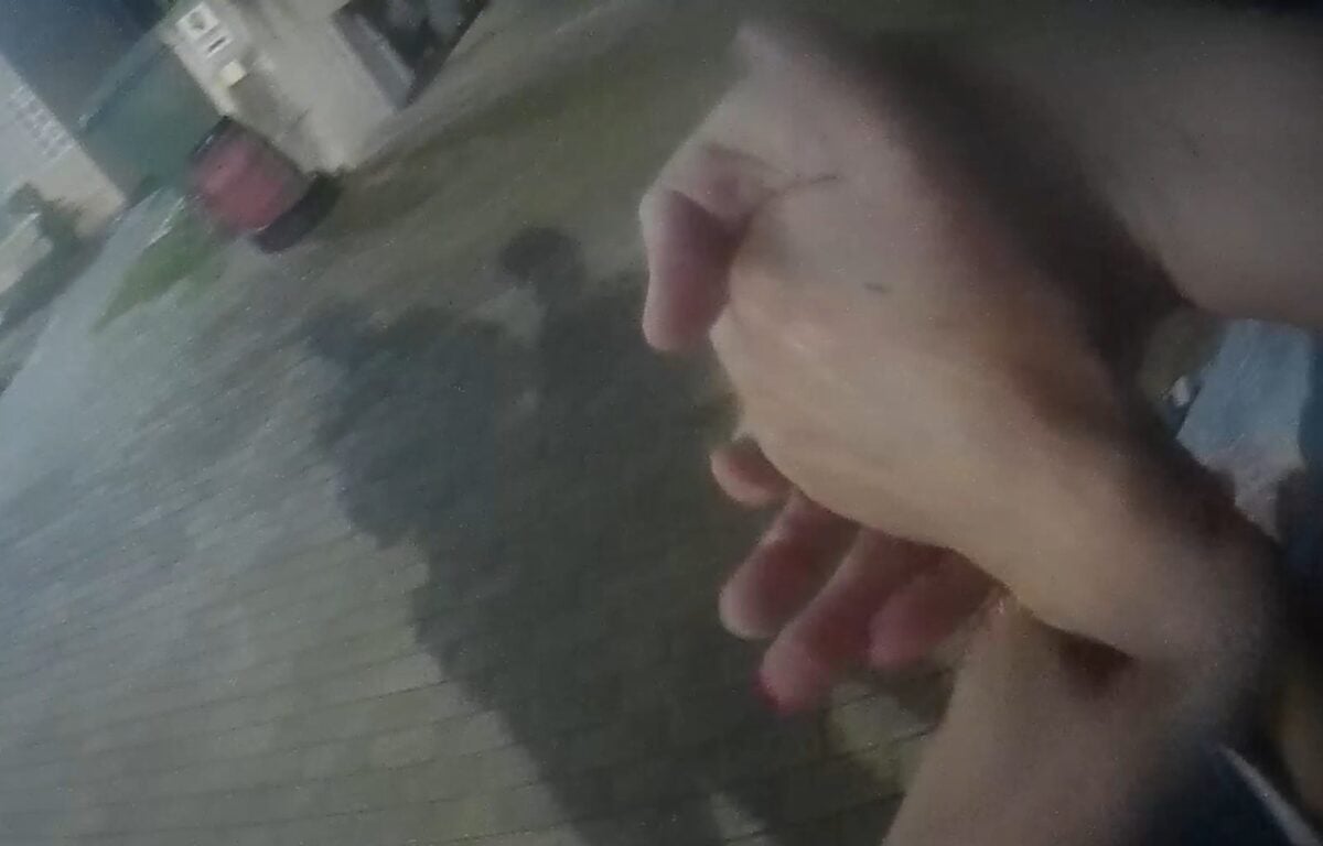 跌倒後的返家路　暖警化身人肉拐杖一路相伴
