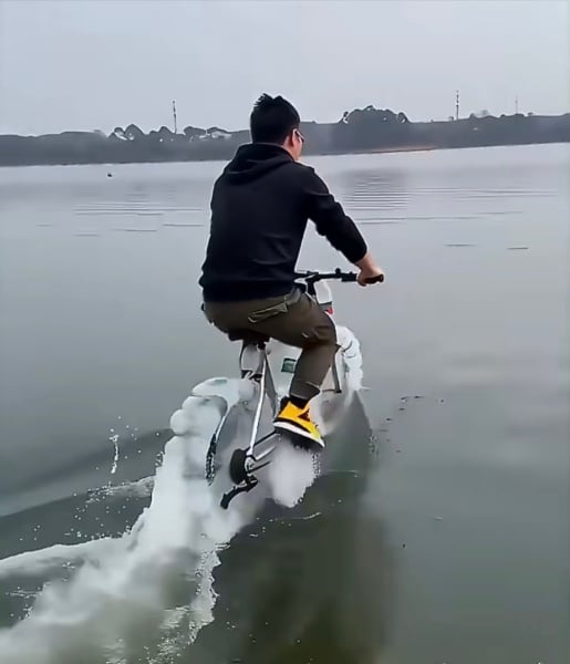 腦洞大開！武漢小夥騎礦泉水瓶改裝自行車成功橫渡漢江