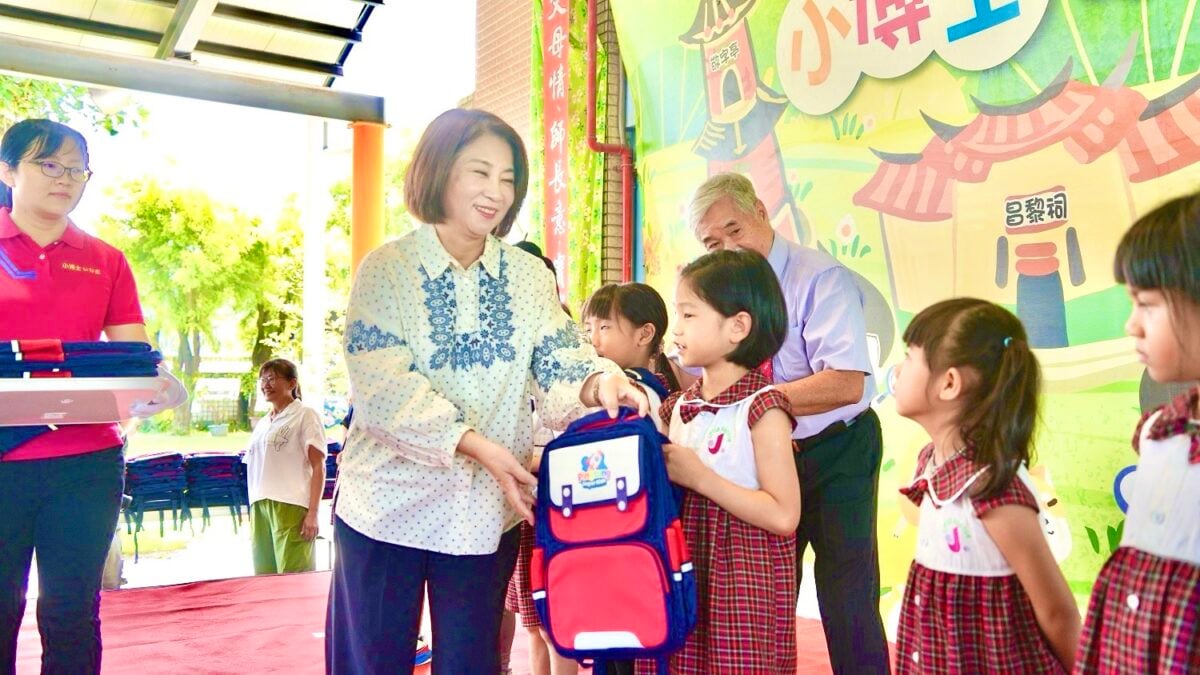 ▲屏東縣長周春米前往內埔小博士幼兒園送畢業生火箭書包，祝福學童迎向小學生活。